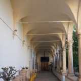 ... include anche un chiostro cinquecentesco con arcate in pietra che poggiano su colonne...